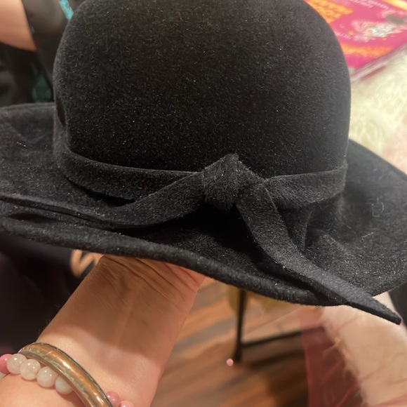 Demure Hat - Picture 2 of 4